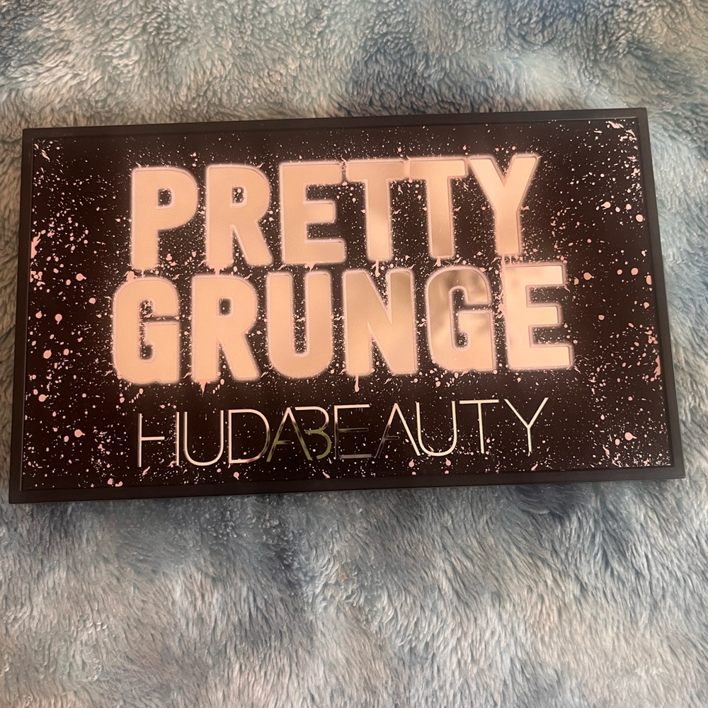 HUDA BEAUTY PRETTY GRUNGE PALETTE